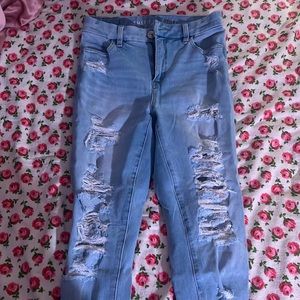 Ripped Lightwash American Eagle High-rise jeans
